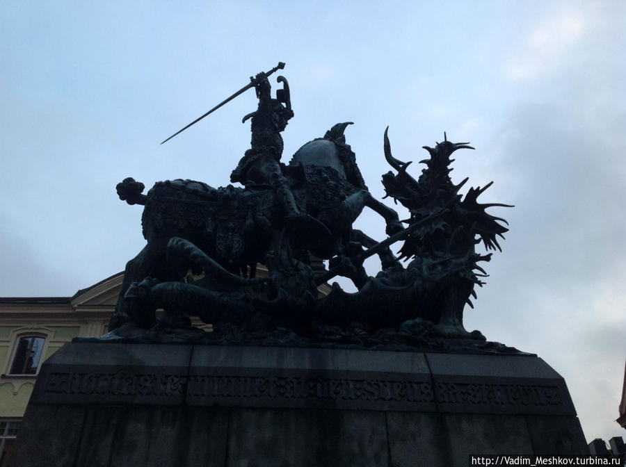 Святой Георгий поражает копьем дракона. Памятник установлен в честь победы над войсками датского короля Христиана I. Стокгольм, Швеция