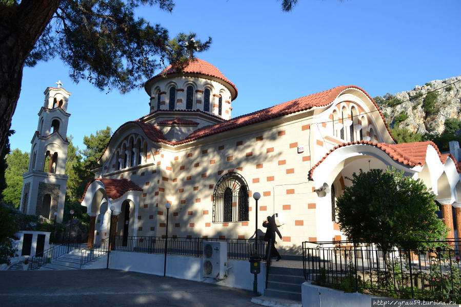 Церковь святого Нектария, святой источник и древний платан Архиполи, остров Родос, Греция