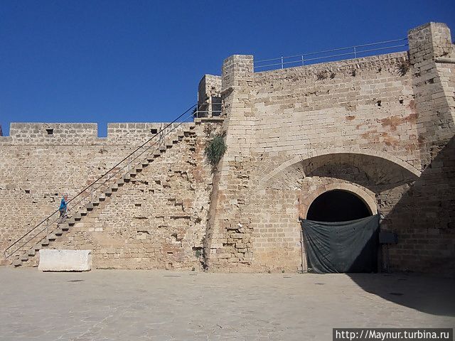 Часть крепостной стены . Сегодня башня является обзорной площадкой. С нее открывается прекрасный вид на море . Фамагуста, Турецкая Республика Северного Кипра