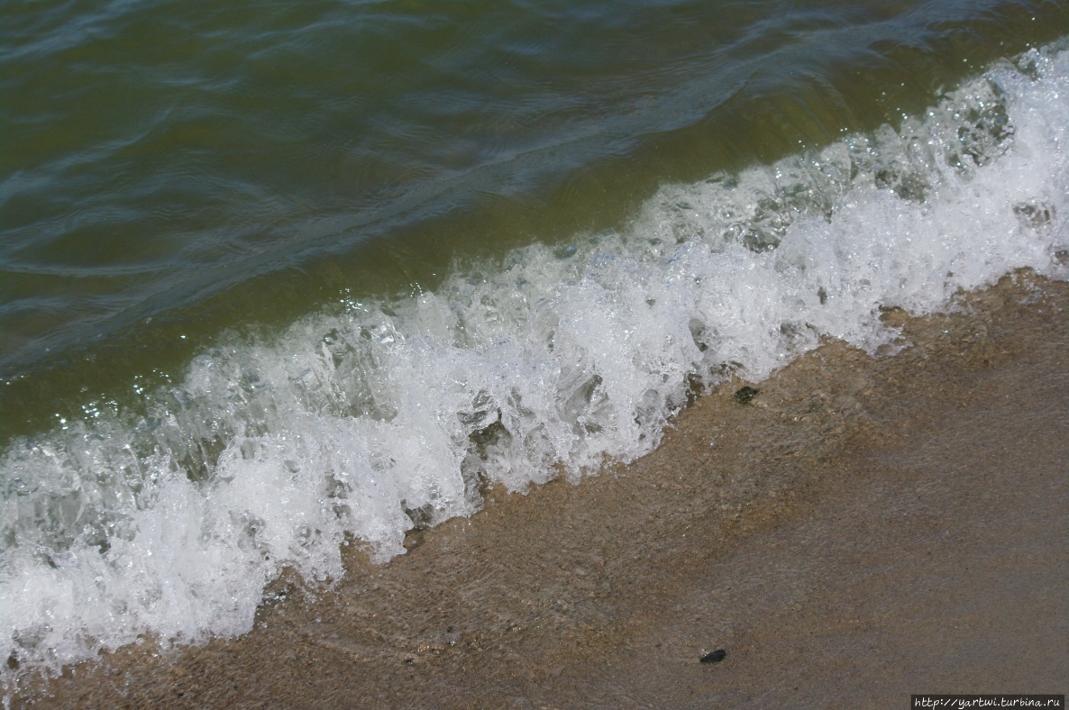 Т.к. пляж является пульпой янтарного комбината, то у полосы прибоя — один крупный песок, практически без камней. Янтарный, Россия