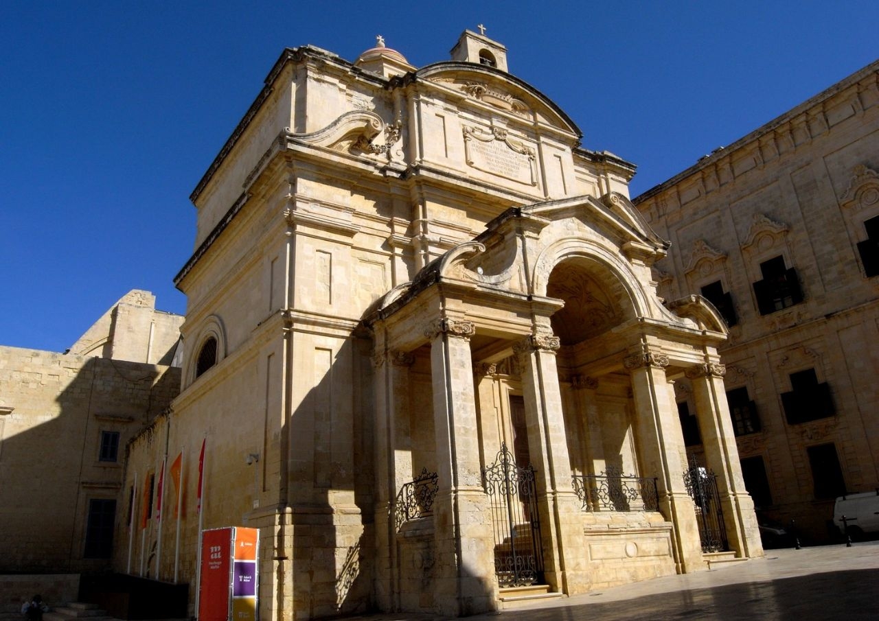 Дворец Auberge de Castille и улица St.Paul street Валлетта, Мальта