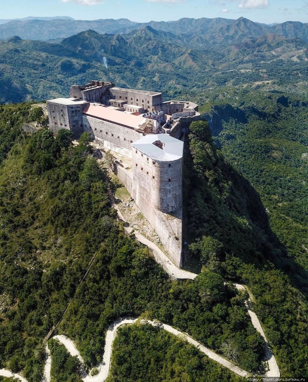 Вид на крепость Лаферьер и ведущую к ней узкую горную тропу с высоты птичьего полёта