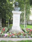 Сразу после моста через старый Петровский канал в направлении центра установлен обновленный памятник  полководцу Суворову.