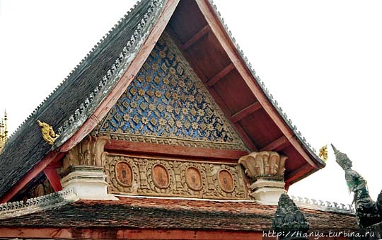 Ват Тхат Луанг. Украшение тимпана. Фото из интернета