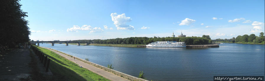 Панорама реки Волга в направлении набережной Афанасия Никитина. Тверь, Россия