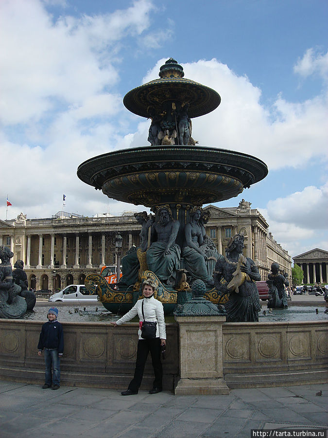 У одного из фонтанов-близнецов на площади Согласия Париж, Франция