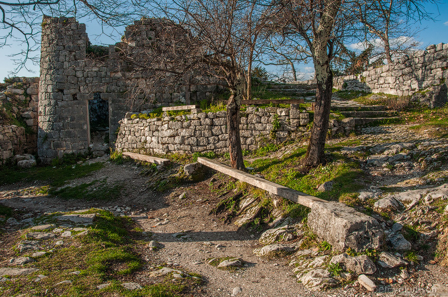Внутри цитадели две башни – западная и восточная, христианский храм, и колодец в скале на случай осады. Новый Афон, Абхазия