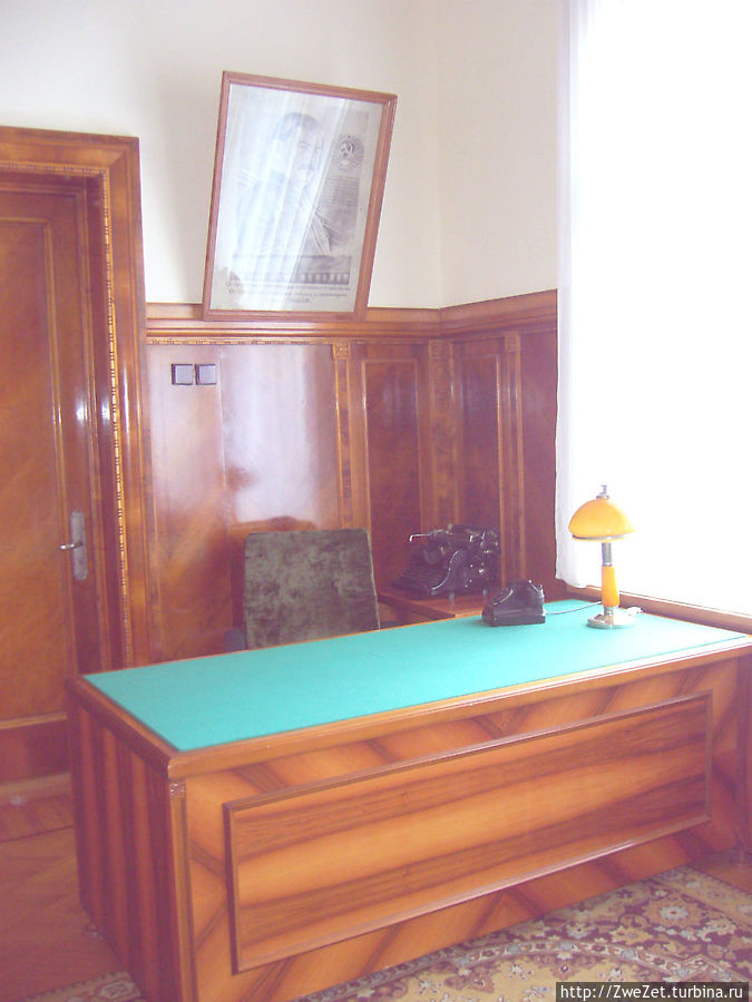 Кабинет И.Сталина. Здесь сохранился ряд подлинных вещей