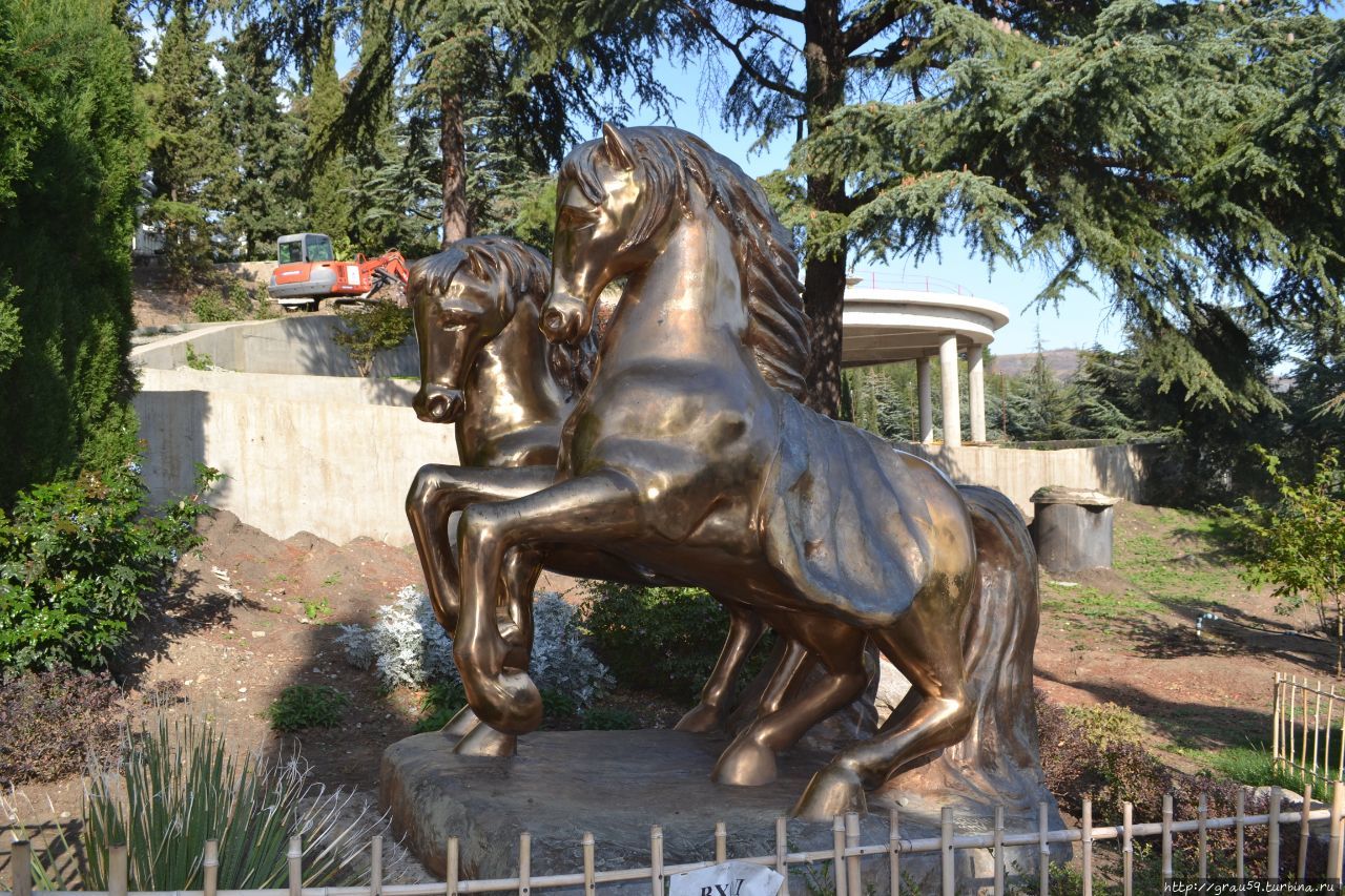 Золотой конь митридата. Золотой конь Анапа. Золотой конь Тамань. Золотая статуя коня.