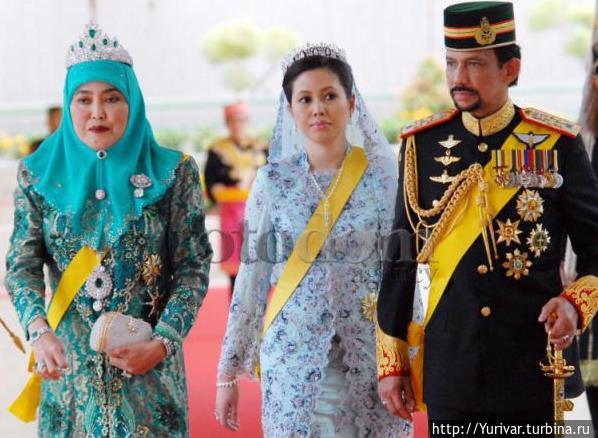 Султан с первой и третьей женами Бандар-Сери-Бегаван, Бруней