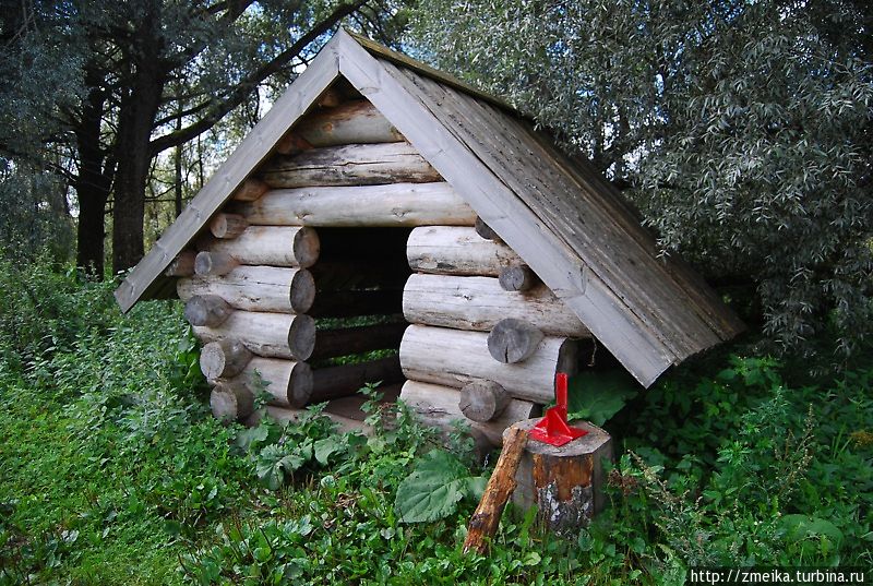 Домик, наверное, от дождя. А красная штука — замечательное приспособление для колки дров. Ильматсалу, Эстония