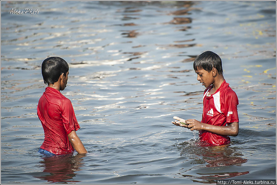 Это — дети рыбаков. Вся жизнь связана с морем...
* Мумбаи, Индия