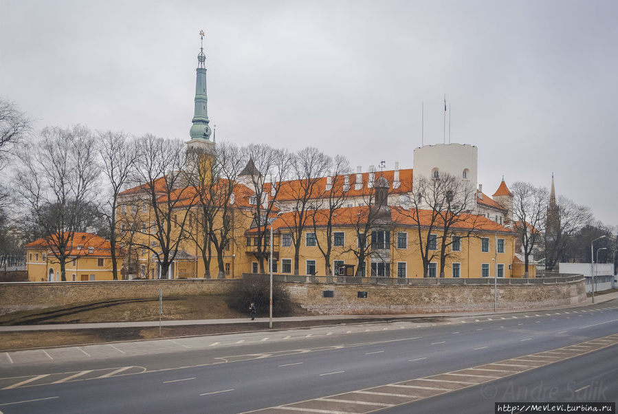 На вантовом мосту над замком президента Рига, Латвия