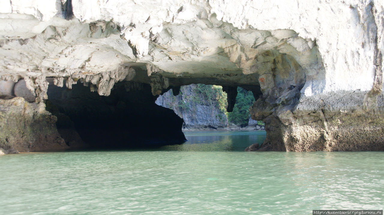 Остров Дау Го пещера с Тайную бухту Халонг бухта, Вьетнам