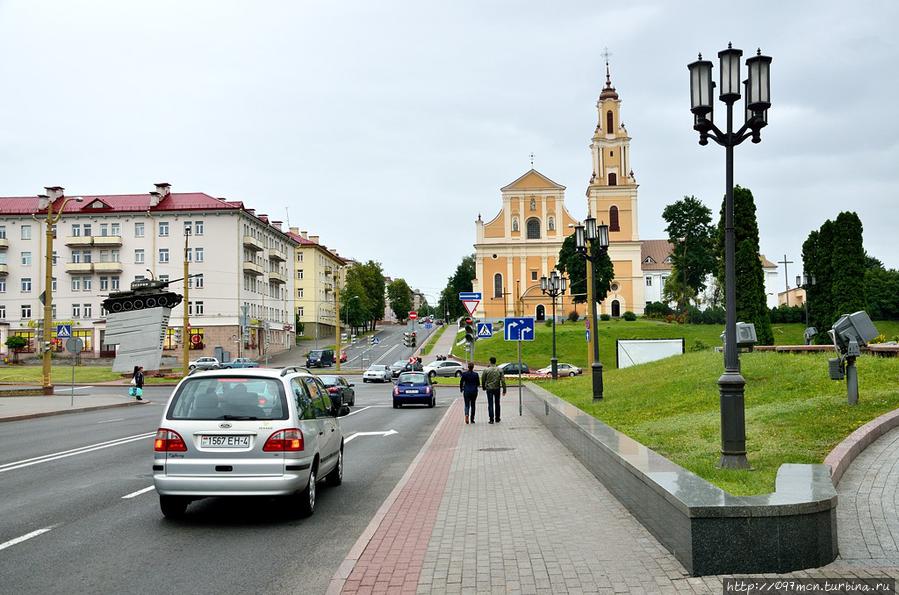 Центральный перекресток Гродно — католический костел и Т-34