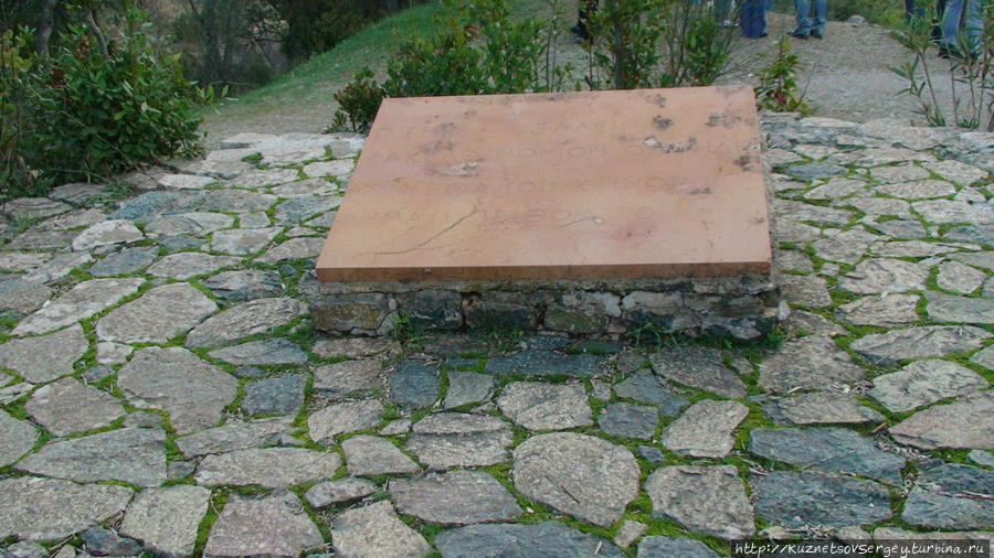 Памятный камень, обозначающий место Фермопильской битвы Греция