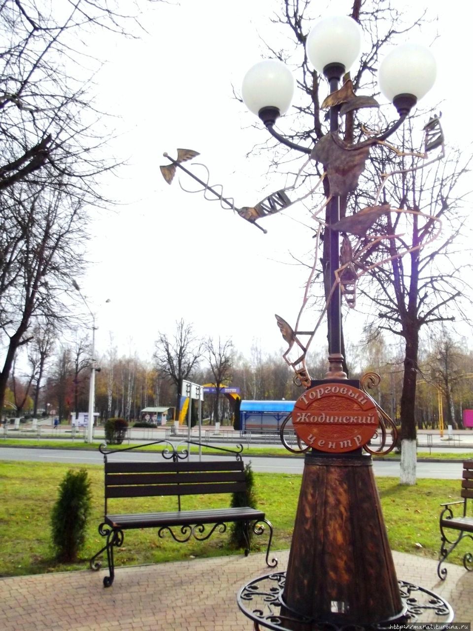На фонарь заскочил на крылатых сандалях Бог торговли Гермес Жодино, Беларусь