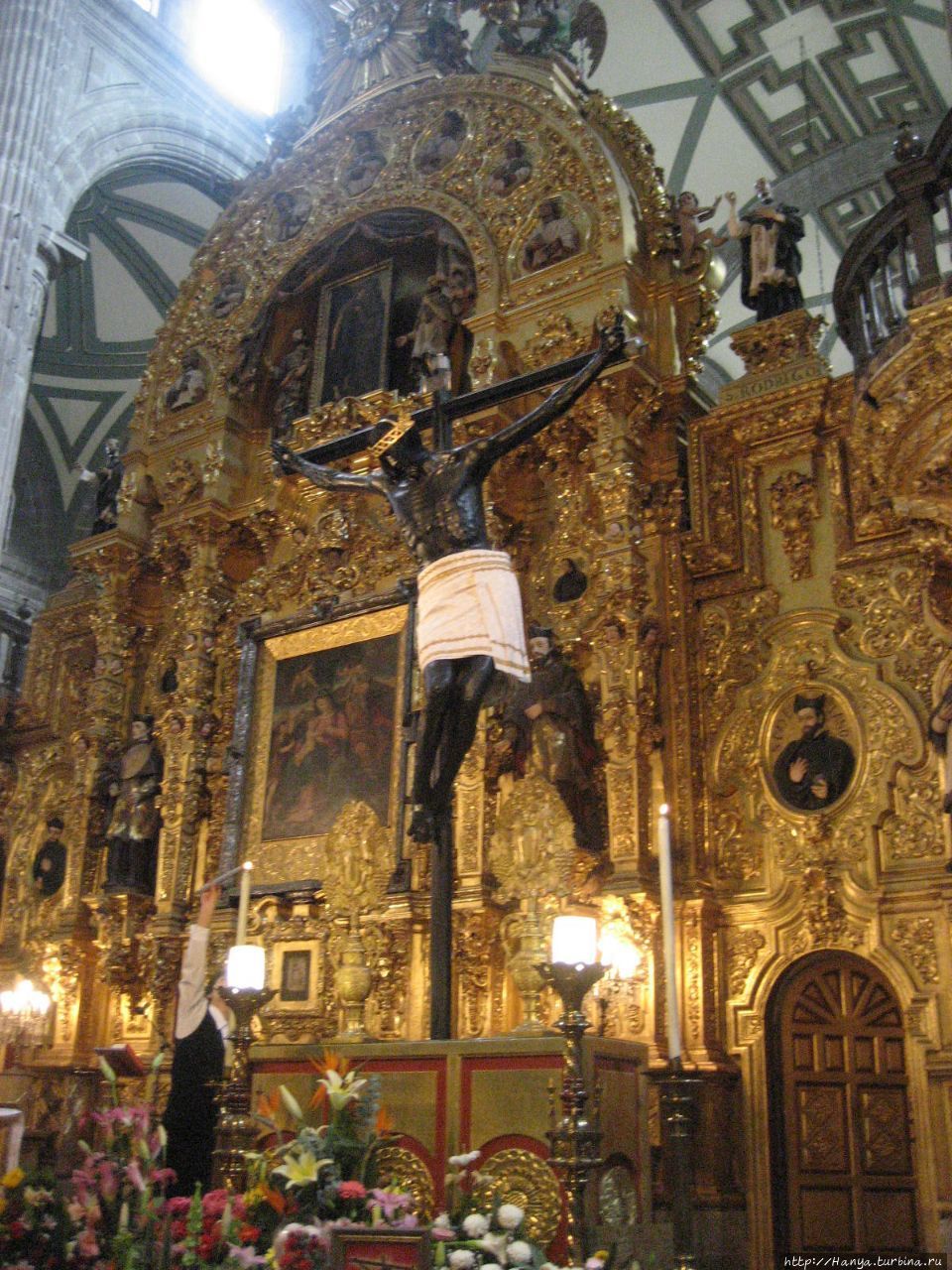 Рспятый Иисус перед Алтарем Прощения в Кафедральном Соборе Мехико Мехико, Мексика