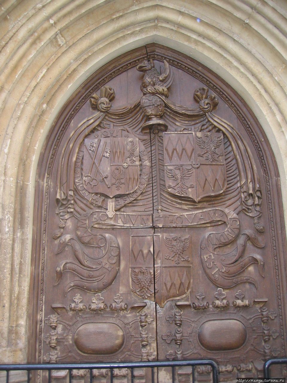 Входная дверь в церковь Аббатства города Бат Бат, Великобритания