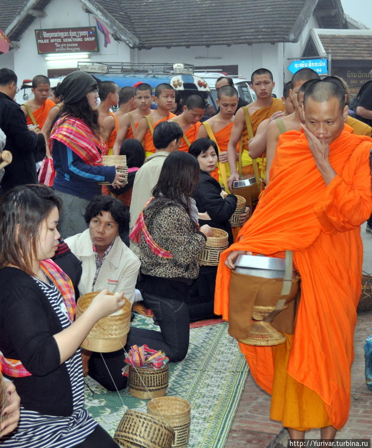 Эта церемония длится столетиями Луанг-Прабанг, Лаос