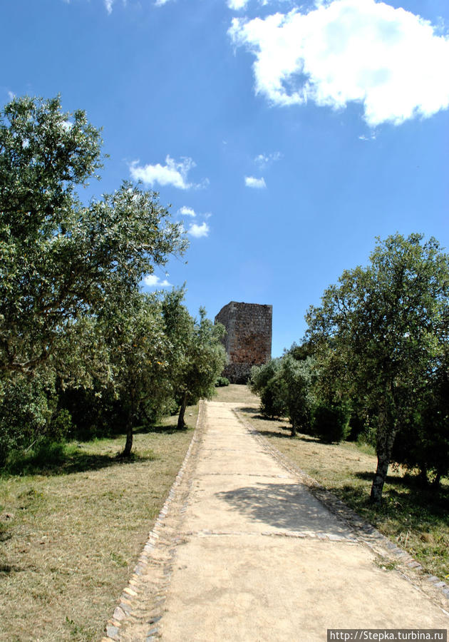 Сторожевая башня тамплиеров возле города Вила Велья ди Родау. Каштелу-Бранку, Португалия