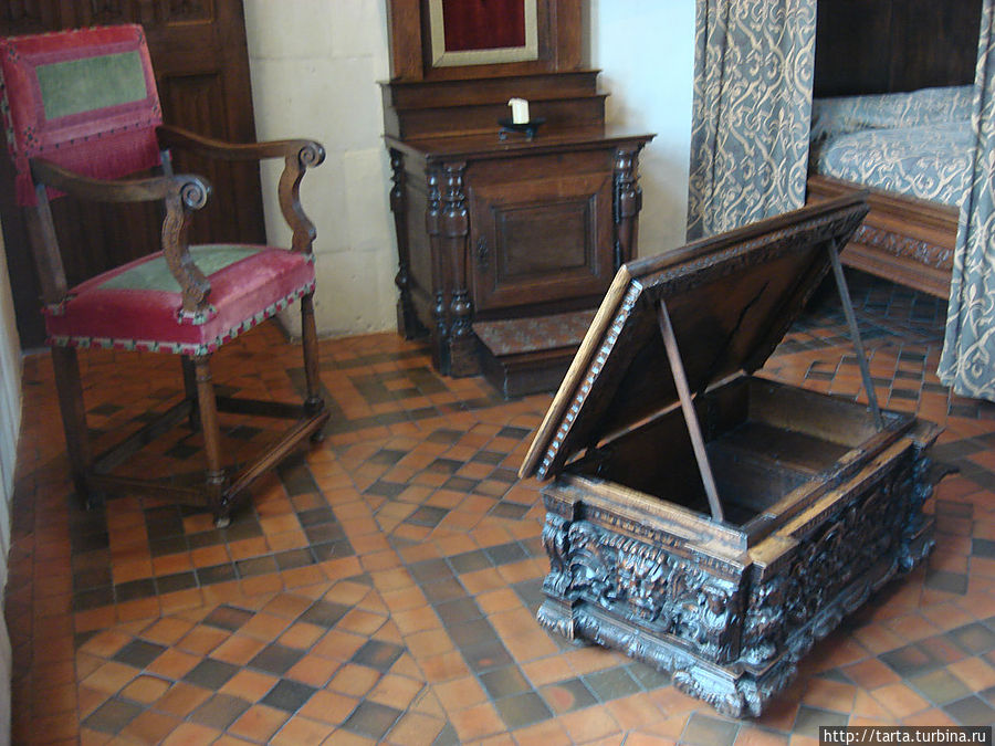 Мебель и переносной сундук для предметов первой необходимости Амбуаз, Франция