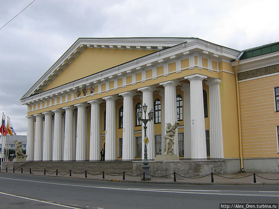 Горный институт. Фасад с двенадцатиколонным дорическим портиком напоминает античный храм. Перед ним две скульптуры. Санкт-Петербург, Россия