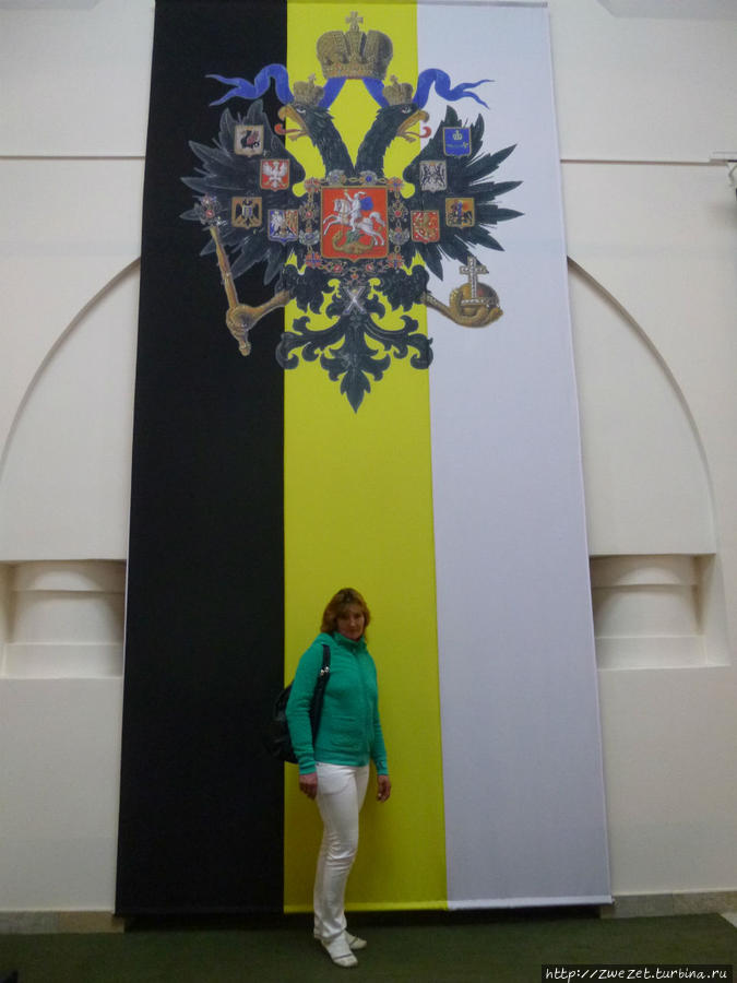 На Государственном флаге Малый Герб Российской империи никогда не изображался