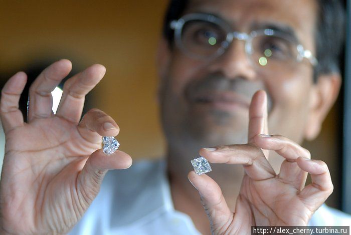 господин Shreyas K. Doshi показывает уже обработанные камушки ценой несколько сот тыс $ Мумбаи, Индия