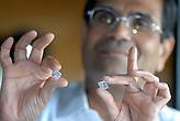 господин Shreyas K. Doshi показывает уже обработанные камушки ценой несколько сот тыс $