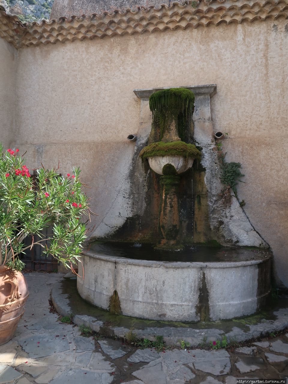 В деревушке имеются декоративные источники воды, древнеримская прачечная и небольшой водопад. Мустье-Сент-Мари, Франция