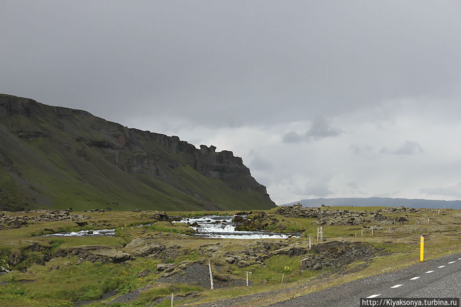 Здесь еще нас сопровождает солнце, за горой оно исчезнет надолго Свартифосс водопад, Исландия