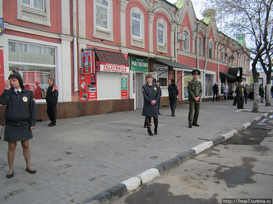 Стоит усиленный наряд Саратов, Россия