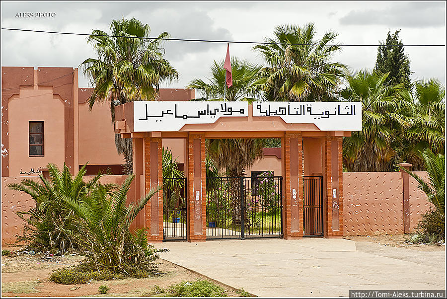 Лаконичная вязь арабских вывесок...
* Сафи, Марокко