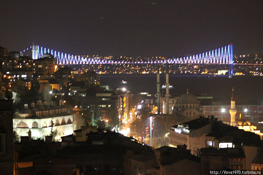 Вид на Босфорский мост вечером. Стамбул, Турция