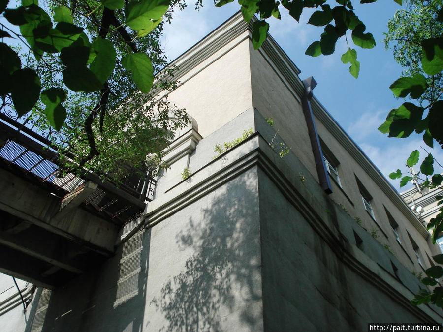 Вид на верхнюю станцию где-то с 50-й ступеньки лестницы здоровья (отсчет сверху) Владивосток, Россия