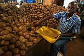 Обычная картошка, как и у нас. По сути, она равносильна зеленым бананам и стоит столько же. Но бананы это более традиционная пища для Руанды.