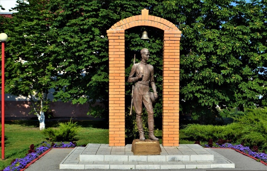 Памятник выпускникам школ, ушедших на фронт в ВОВ Татищево, Россия