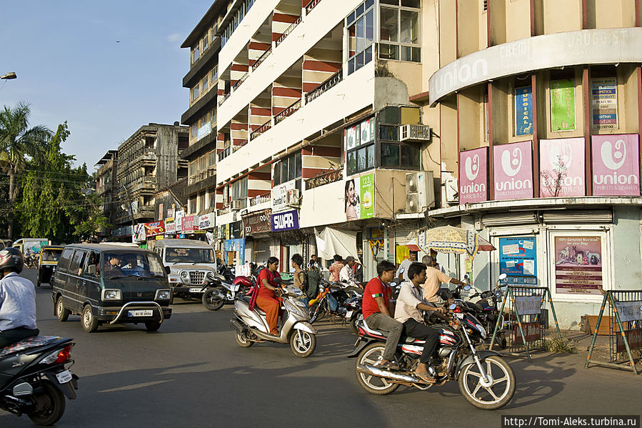 Можно постоять на обочине улицы, и просто понаблюдать за проезжающими мимо индийцами. Женщины в сари и на мотоцикле — это весьма интересная картина. В Гоа женщины очень раскрепощенные, чего не скажешь про все места Индии... 
* Мапуса, Индия