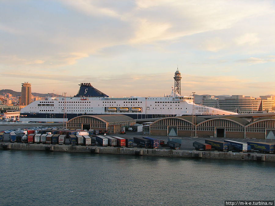 Морской порт. На заднем плане башня канатной дороги