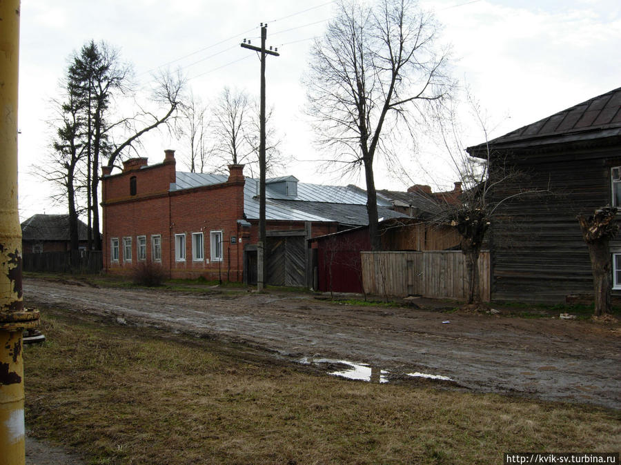 Пересекаем  улицу  Пирогова. Здесь  в  доме  из  красного  кирпича  расположен  Уржумский  городской  архив.  Для  тех  кому  интересно. Уржум, Россия