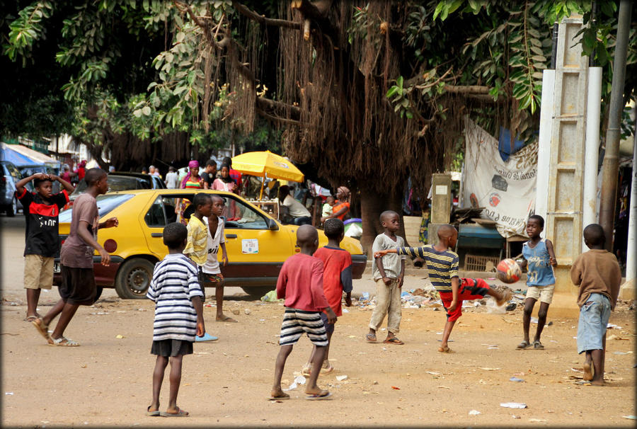 Конакри центр города. Порт конакри. Гвинея время сейчас. Конакри город в африке. Экваториальная гвинея девушки.