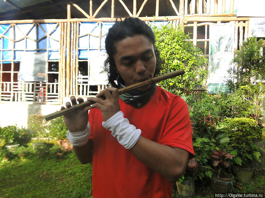 Наш гид Джейкоб очень любил играть на флейте Малайбалай, Филиппины
