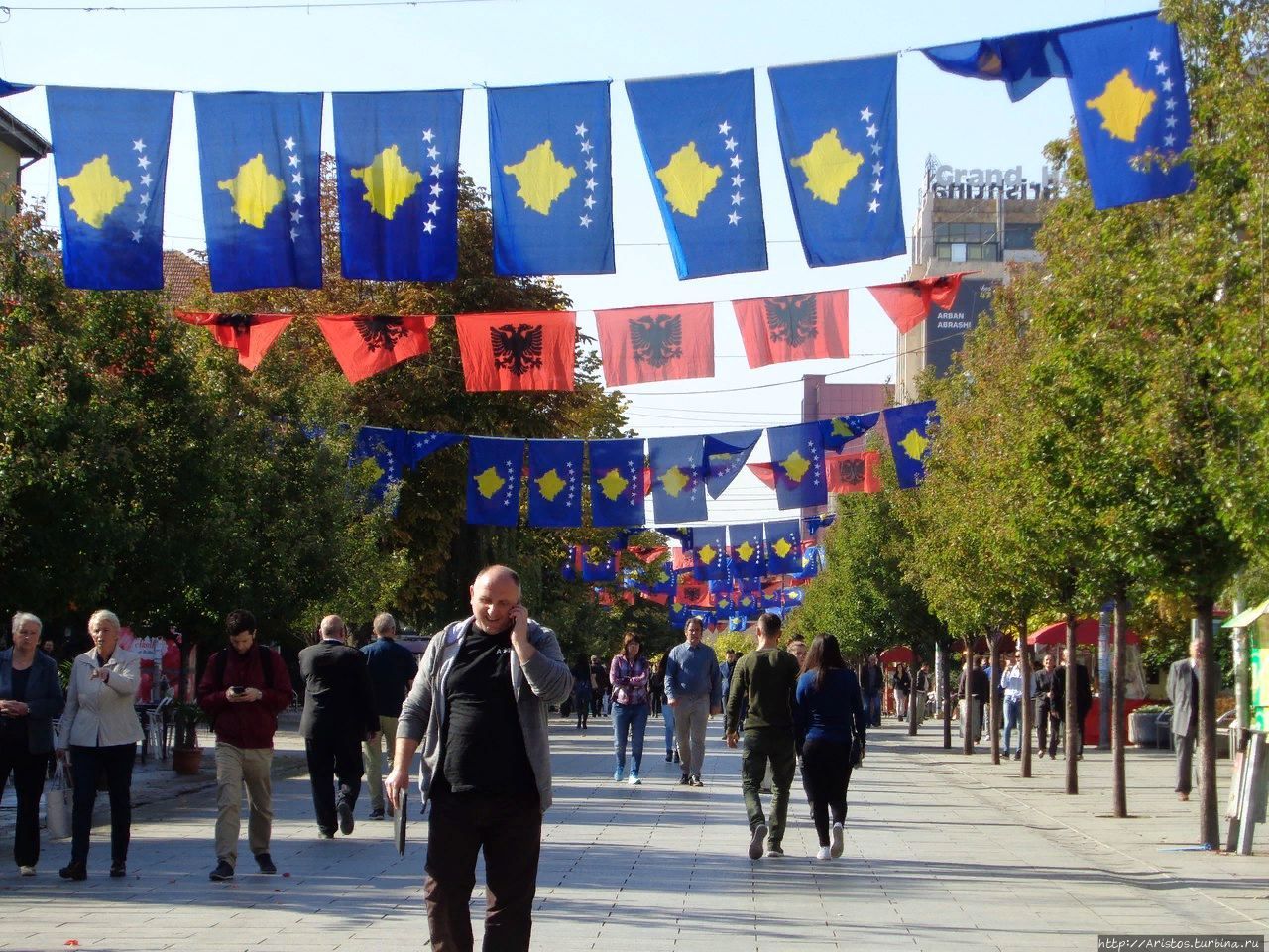 Добро пожаловать в Косово или посторонним вход воспрещен Приштина, Республика Косово
