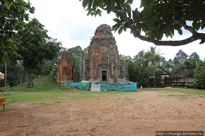 Храм Лолей. Общий вид храма с восточной стороны. Левая башня рухнула в конце 1960-х годов после тысячелетия существования. Фото из интернета Ангкор (столица государства кхмеров), Камбоджа