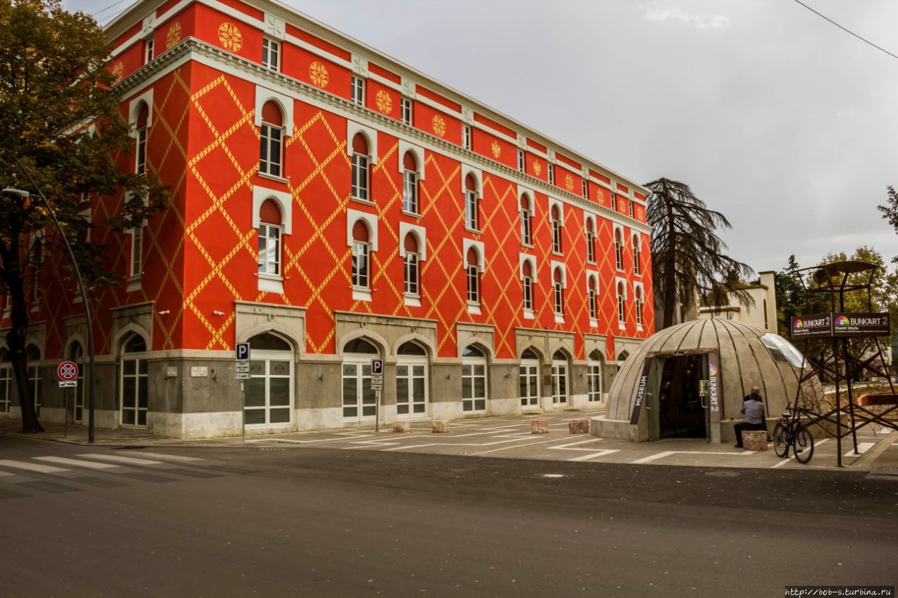 Здание какого то министерства и бункер как символ Албании Тирана, Албания
