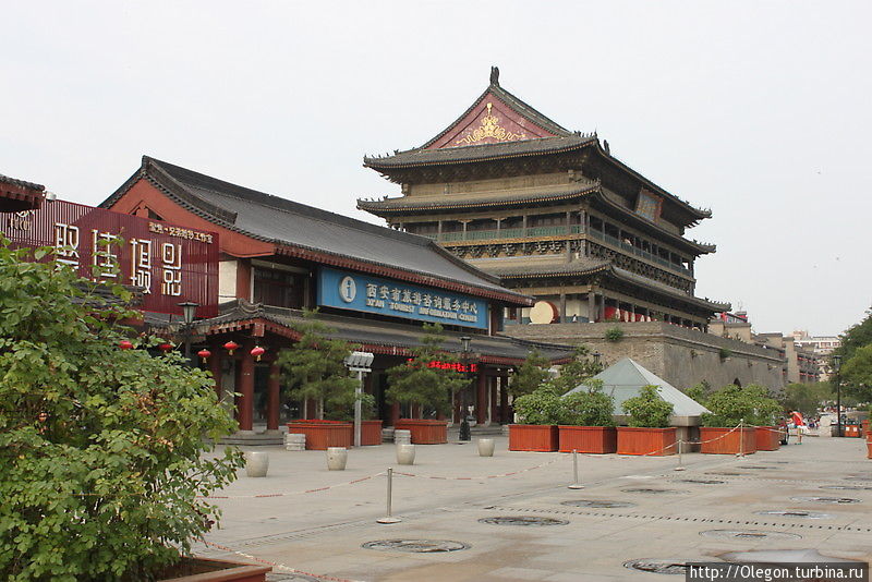 Современный город внутри старых стен Сиань, Китай
