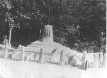 Так выглядел монумент комунистам в Дубовом парке. Фото 1930е. Из интернета