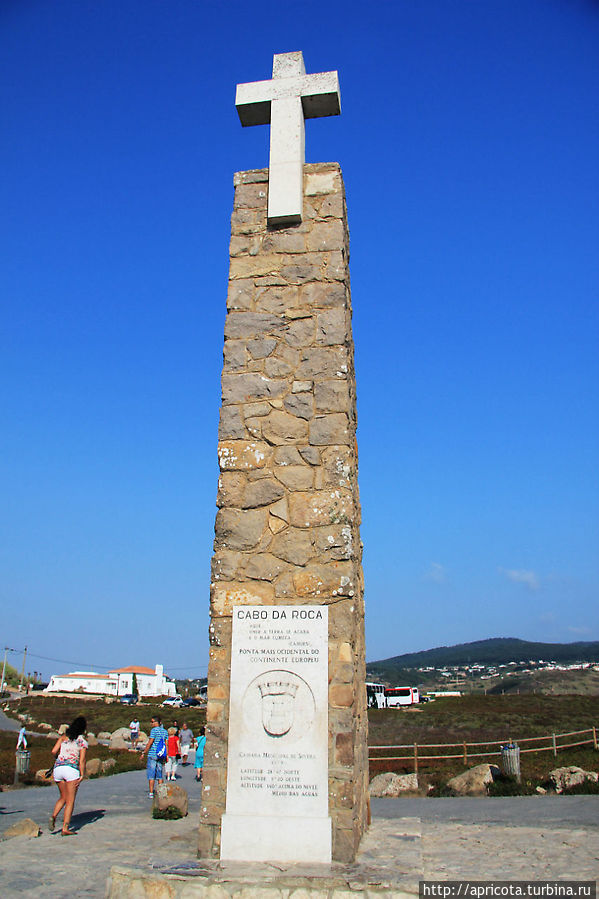 на обелиске написаны координаты мыса Кабу-да-Рока, Португалия