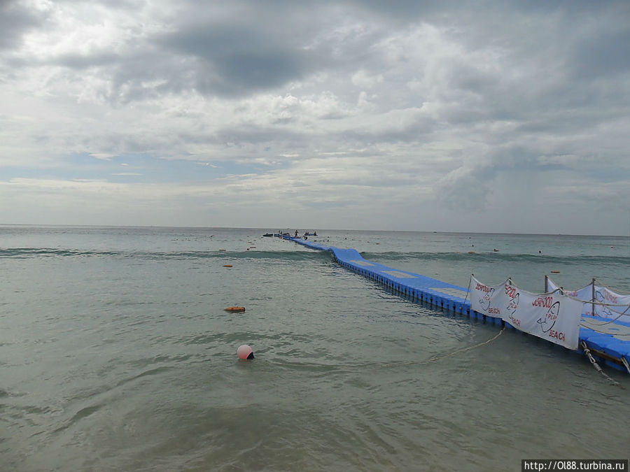 Пирс уходит метров на 200 в море, идти по нему прикольно, под ногами море,всё шевелится